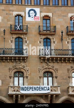 Des bannières indépendantes et des représentations de l'homme politique catalan exilé Marta Rovira sur des bâtiments de la ville catalane de Vic, Catalogne, Espagne Banque D'Images