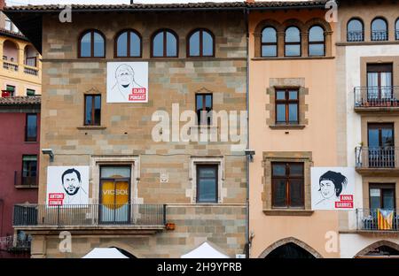 Des banderoles d'indépendance et des représentations de politiciens catalans emprisonnés dans des bâtiments de la ville catalane de Vic, en Catalogne, en Espagne Banque D'Images