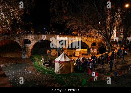 Démonstration médiévale de tir à l'arc à la foire médiévale de Noël dans la ville de Vic en Catalogne, Espagne Banque D'Images