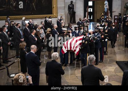 Washington, États-Unis.09th décembre 2021.Un garde d'honneur militaire conjoint porte le dossier à un service commémoratif du Congrès pour le sénateur Bob Dole, R-KS, au Capitole des États-Unis à Washington DC, le jeudi 9 décembre 2021.Dole, qui a servi sur Capitol Hill pendant 36 ans, est décédé dans son sommeil le 5 décembre à l'âge de 98 ans.Photo de piscine par Jabin Botsford/UPI crédit: UPI/Alay Live News Banque D'Images