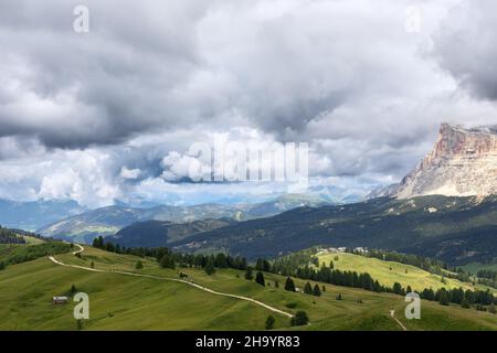 Sentier de randonnée panoramique sur un haut plateau dans les Dolomites italiens Banque D'Images