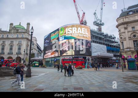 Une vue générale de Piccadilly Circus de Londres comme publicité pour le tourisme israélien est affichée sur un grand tableau électrique. Banque D'Images