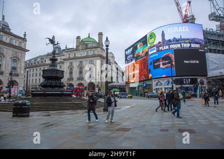 Une vue générale de Piccadilly Circus de Londres comme publicité pour le tourisme israélien est affichée sur un grand tableau électrique. Banque D'Images