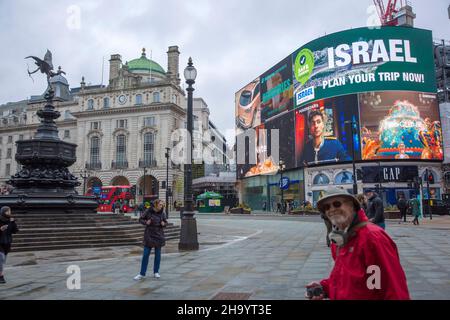 Une vue générale de Piccadilly Circus de Londres comme publicité pour le tourisme israélien est affichée sur un grand tableau électrique. Banque D'Images