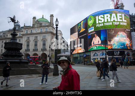 Une vue générale de Piccadilly Circus de Londres comme publicité pour le tourisme israélien est affichée sur un grand tableau électrique. Banque D'Images