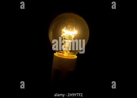 Ampoule à incandescence allumée, pour plus de lumière et de chaleur Banque D'Images