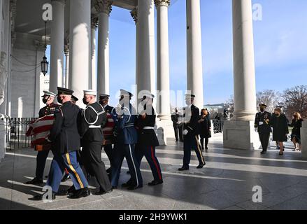 Washington, États-Unis.09th décembre 2021.Le dossier de l'ancien sénateur américain Bob Dole suivi de sa femme Elizabeth Dole (2nd R) et de sa fille Robin Dole (R) arrivent au Capitole des États-Unis à Washington, DC où il sera dans l'État le 9 décembre 2021.(Photo par Pool/Sipa USA) crédit: SIPA USA/Alay Live News Banque D'Images