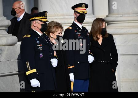 L’ancienne sénatrice américaine Elizabeth Dole (républicaine de Caroline du Nord), deuxième à gauche, et Robin Dole, à droite, regardent comme le dossier de l’ancien sénateur américain Bob Dole arrive au Capitole des États-Unis à Washington, DC où il sera dans l’État le 9 décembre 2021.Credit: Mandel Ngan/Pool via CNP /MediaPunch Banque D'Images