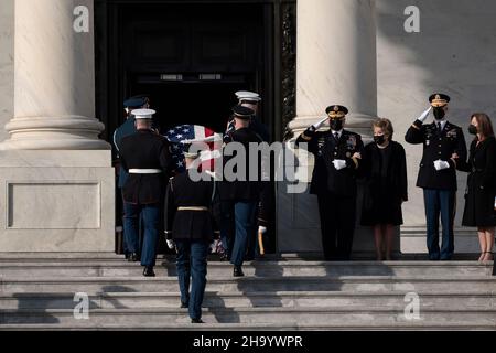 WASHINGTON, DC - DÉCEMBRE 09 : un garde d'honneur militaire des services conjoints porte le dossier contenant les restes du sénateur Robert Dole (R-KS) sur les marches du Capitole des États-Unis, président des chefs d'état-major interarmées, le général Mark Milley, Elizabeth Dole,Un membre de l'armée et Robin Dole look le 09 décembre 2021 à Washington, DC.L'ancien chef de la majorité au Sénat et candidat républicain à la présidence, sera dans l'état à la Rotunda du Capitole toute la journée avant ses funérailles à la cathédrale nationale.(Photo par Anna Moneymaker/Pool/Sipa USA) Banque D'Images