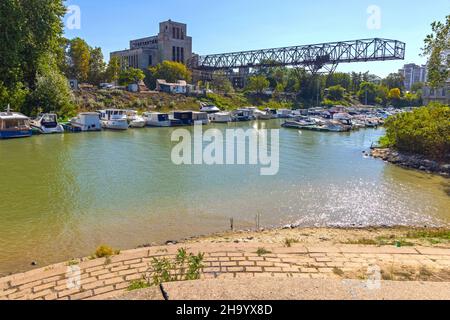 Belgrade, Serbie - 05 octobre 2021 : Marina de petits bateaux sur le Danube dans le vieux Belgrade. Banque D'Images