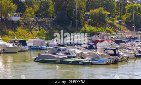 Belgrade, Serbie - 05 octobre 2021 : Marina de petits bateaux sur le Danube dans le vieux Belgrade. Banque D'Images