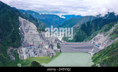 Chengdu.9th décembre 2021.La photo aérienne prise le 15 juillet 2021 montre une vue de l'usine hydroélectrique de Lianghekou sur la rivière Yalong, dans la province du Sichuan, dans le sud-ouest de la Chine.Une série de « projets plus importants » dans le Sichuan ont été construits pour promouvoir le développement de la Chine occidentale, en apportant des contributions au développement économique et social local.Credit: Xinhua/Alay Live News Banque D'Images