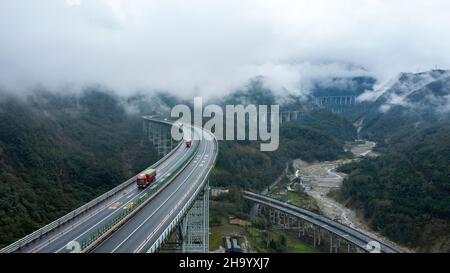 Chengdu.9th décembre 2021.Une photo aérienne prise le 23 octobre 2021 montre une section de l'autoroute ya'an-Xichang dans la province du Sichuan, dans le sud-ouest de la Chine.Une série de « projets plus importants » dans le Sichuan ont été construits pour promouvoir le développement de la Chine occidentale, en apportant des contributions au développement économique et social local.Credit: Xinhua/Alay Live News Banque D'Images