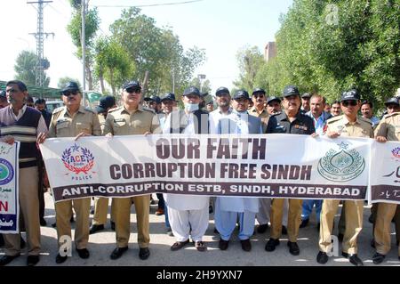 Les participants ont organisé une marche de sensibilisation contre la corruption organisée par la police ACE à l'occasion de la Journée internationale de lutte contre la corruption, au bâtiment Shahbaz à Hyderabad, le jeudi 09 décembre 2021. Banque D'Images