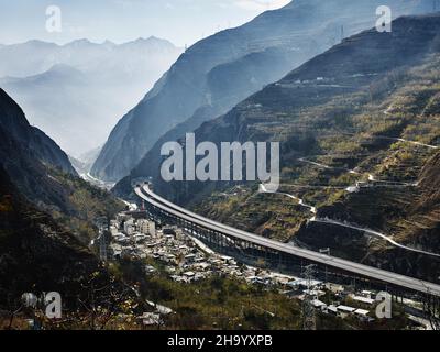 Chengdu.9th décembre 2021.La photo aérienne prise le 9 décembre 2019 montre le pont Keku sur l'autoroute Wenchuan-Ma'erkang dans la province du Sichuan, dans le sud-ouest de la Chine.Une série de « projets plus importants » dans le Sichuan ont été construits pour promouvoir le développement de la Chine occidentale, en apportant des contributions au développement économique et social local.Credit: Xinhua/Alay Live News Banque D'Images