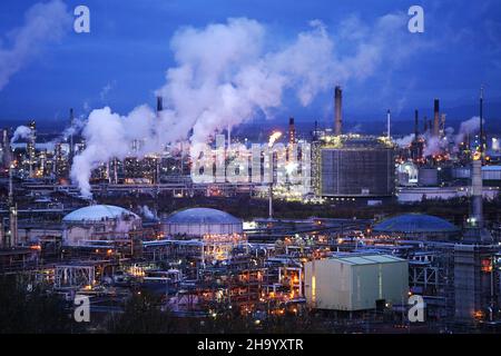 Usine pétrochimique de Grangemouth à Grangemouth.Le complexe situé sur le Firth of Forth est géré par Ineos et est la seule raffinerie de pétrole brut d'Écosse.Date de la photo: Jeudi 9 décembre 2021. Banque D'Images