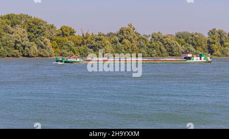 Belgrade, Serbie - 05 octobre 2021 : transporteur de marchandises en vrac de navire autopropulsé Lovnica, de Slovaquie, sur le Danube. Banque D'Images