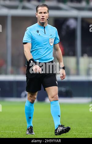 Milan, Italie.07th décembre 2021.Arbitre Danny Makkelie en action pendant la phase de groupe de l'UEFA Champions League 2021/22 - match de football du groupe B entre l'AC Milan et le Liverpool FC au stade Giuseppe Meazza.(score final; AC Milan 1 - 2 Liverpool FC) (photo de Fabrizio Carabelli/SOPA Images/Sipa USA) crédit: SIPA USA/Alay Live News Banque D'Images