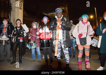 Londres, Royaume-Uni.8th décembre 2021.Tuez le projet de loi les manifestants se sont rassemblés devant les chambres du Parlement pour protester contre le projet de loi sur la police, le crime, la peine et les tribunaux. Banque D'Images