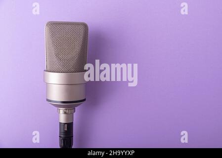 Microphone de studio à condensateur à grand diaphragme. Banque D'Images