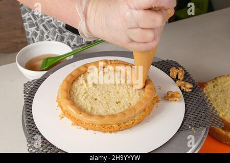 Pâtisserie comblant le gâteau avec le dulce de leche brigadeiro. Banque D'Images