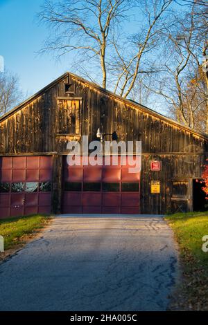 Vue verticale d'une maison en bois dans le village par une journée ensoleillée Banque D'Images