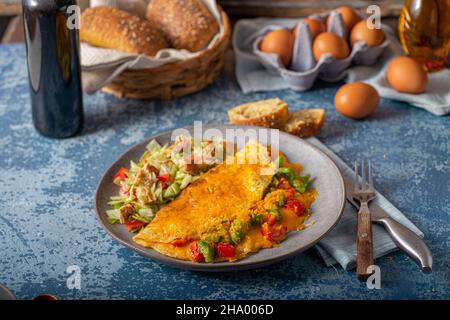 Omelette délicieuse à base d'œufs bio avec poivrons et cheddar Banque D'Images