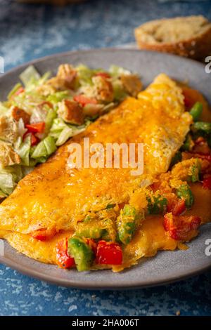 Omelette délicieuse à base d'œufs bio avec poivrons et cheddar Banque D'Images