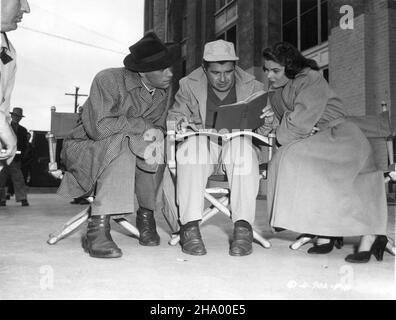 JOHN IRELAND Director ROBERT ROSSEN et JOANNE DRU sur le set Candid vérifiant script contre le roman pendant le tournage de TOUS LES HOMMES DU ROI 1949 réalisateur / scénario ROBERT ROSSEN roman Robert Penn Warren Columbia Pictures Banque D'Images