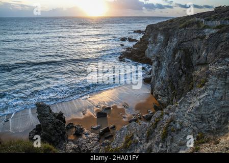 Côte rocheuse de l'océan Atlantique en France.Rochers et plage magnifique paysage au coucher du soleil. Banque D'Images
