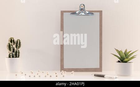 Presse-papiers en bois avec espace vide pour les logos, inscription publicitaire. Banque D'Images