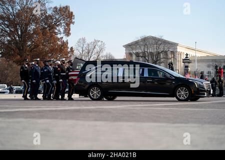 Un garde d'honneur militaire se prépare à porter le cercueil du sénateur Bob Dole (R-Kan.) arrive au Capitole des États-Unis à Washington, DC, le jeudi 9 décembre 2021 pour un service commémoratif du Congrès et pour se trouver dans l'État.Credit: Greg Nash/Pool via CNP /MediaPunch Banque D'Images