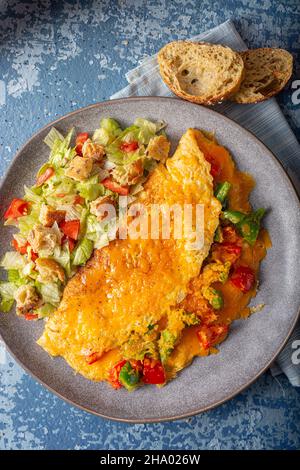 Omelette délicieuse à base d'œufs bio avec poivrons et cheddar Banque D'Images