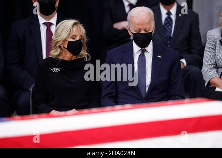 Le président américain Joe Biden et la première dame Jill Biden sont assis près du dossier de l'ancien chef de la majorité au Sénat américain Bob Dole, décédé dimanche, lors d'une cérémonie au Congrès en l'honneur de Dole, qui se trouve dans l'État de la rotonde du Capitole des États-Unis à Washington, États-Unis, le 9 décembre 2021.Credit: Jonathan Ernst/Pool via CNP /MediaPunch Banque D'Images