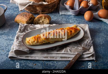 Omelette délicieuse à base d'œufs bio avec piment et cheddar Banque D'Images