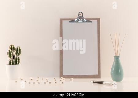 Presse-papiers en bois avec espace vide pour les logos, inscription publicitaire. Banque D'Images