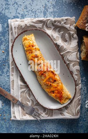 Omelette délicieuse à base d'œufs bio avec piment et cheddar Banque D'Images