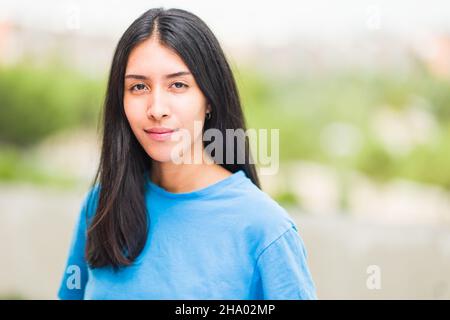 Latino jeune femme tête de portrait de style de vie qui longe à l'appareil photo.Hispanique vénézuélienne Banque D'Images