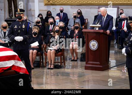 Le président des États-Unis, Joe Biden, prononce un discours près du dossier de l'ancien chef de la majorité au Sénat des États-Unis, Bob Dole,Qui est mort dimanche, comme la fenêtre de Dole l'ancienne sénatrice américaine Elizabeth Dole (R-NC) et la fille Robin Dole assis près du cercueil de Dole lors d'une cérémonie au Congrès alors qu'il est dans l'État dans la rotonde Capitole des États-Unis à Washington, États-Unis, le 9 décembre 2021.Credit: Jonathan Ernst/Pool via CNP /MediaPunch Banque D'Images