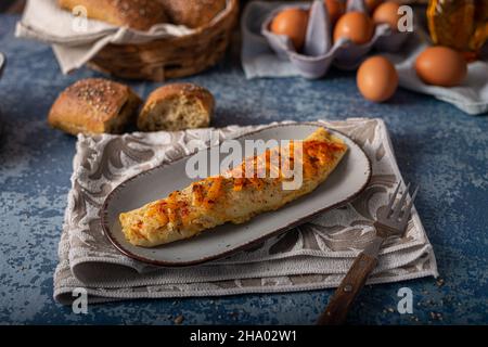 Omelette délicieuse à base d'œufs bio avec piment et cheddar Banque D'Images