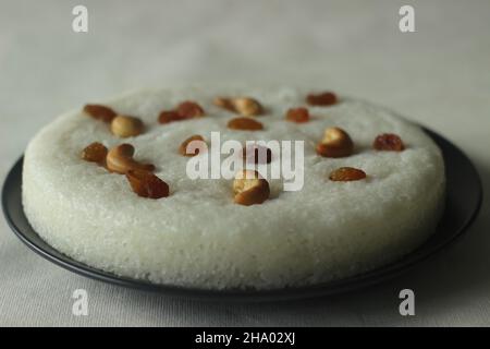 Vattayappam.Gâteau au riz cuit à la vapeur, composé de pâte fermentée de riz et de noix de coco, recouvert de raisins secs pendant la cuisson à la vapeur.En-cas traditionnel de South ke Banque D'Images