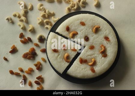 Vattayappam.Gâteau au riz cuit à la vapeur, composé de pâte fermentée de riz et de noix de coco, recouvert de raisins secs pendant la cuisson à la vapeur.En-cas traditionnel de South ke Banque D'Images