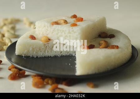 Vattayappam.Gâteau au riz cuit à la vapeur, composé de pâte fermentée de riz et de noix de coco, recouvert de raisins secs pendant la cuisson à la vapeur.En-cas traditionnel de South ke Banque D'Images