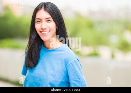 Latino jeune femme tête de portrait de style de vie qui longe à l'appareil photo.Hispanique vénézuélienne Banque D'Images