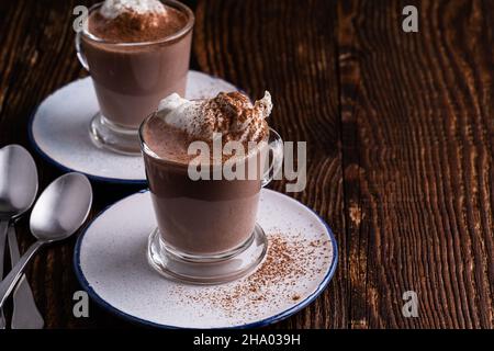 Café latte aux épices et citrouilles avec crème fouettée, boissons chaudes préférées de l'automne Banque D'Images