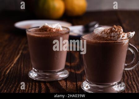 Café latte aux épices et citrouilles avec crème fouettée, boissons chaudes préférées de l'automne Banque D'Images