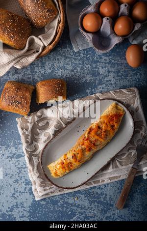 Omelette délicieuse à base d'œufs bio avec piment et cheddar Banque D'Images