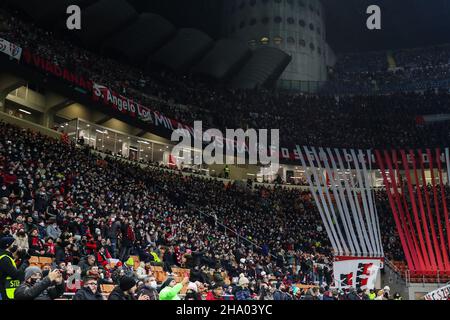 Les fans assistent à l'UEFA Champions League 2021/22 Group Stage - match de football du groupe B entre l'AC Milan et le Liverpool FC au stade Giuseppe Meazza Banque D'Images