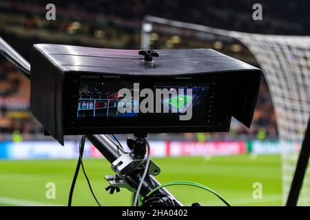 Télévision cameramen pendant la phase de groupe de l'UEFA Champions League 2021/22 - match de football du groupe B entre l'AC Milan et le Liverpool FC au Giuseppe Meazz Banque D'Images