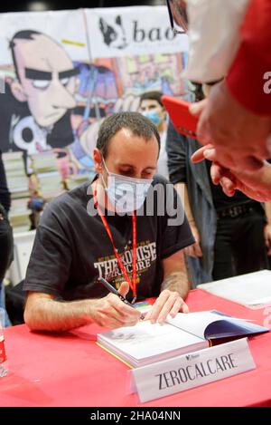 Le caricaturiste italien Michele Rech, également connu sous le nom de Zorocalcare, signe une copie d'un livre par lui à un fan Banque D'Images